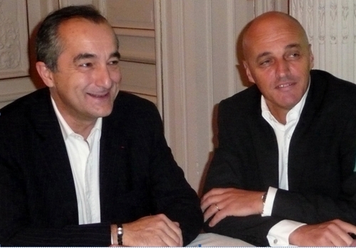 Denis Wathier (à dte) surveille avec intérêt le projet de la compagnie de baser un avion à Marseille l’été prochain pour opérer des vols vers les destinations touristiques méditerranéennes...