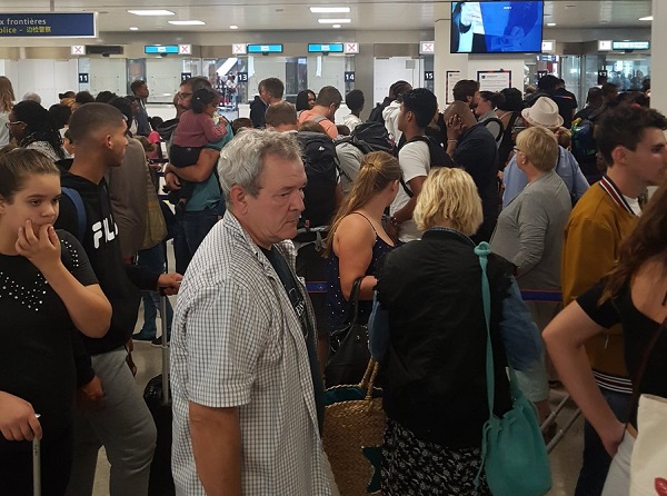 La période estivale est toujours délicate pour les aéroports français, les retards ont augmenté en moyenne de 3,2 minutes en juillet 2018 - Crédit photo : compte Twitter @Deval1978