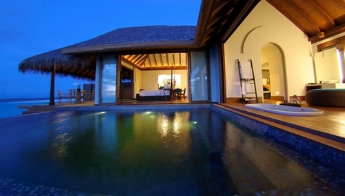 L’Anantara Kihavah Villas dispose d’un spa avec six salles de massages et de cinq restaurants, dont un construit sous l’eau avec sa cave à vin !
