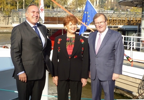 Madame Myriam Dalaise, épouse du président du Port de Paris et du Comité des Armateurs Fluviaux est la marraine du Paris Etoile. Elle est ici entourée par Fernand Bozzoni, président du groupe Socatra et Frédéric Avierinos DG de Vedettes de Paris.