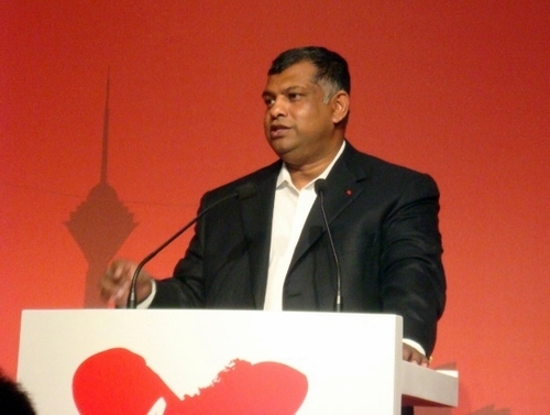 Pour son lancement, la compagnie proposera des one way à 99 euros. Tony Fernandes promet que ces billets très bon marché représenteront environ 30% des ventes totales. Pour son lancement, la compagnie proposera des one way à 99 euros. Tony Fernandes promet que ces billets très bon marché représenteront environ 30% des ventes totales.
