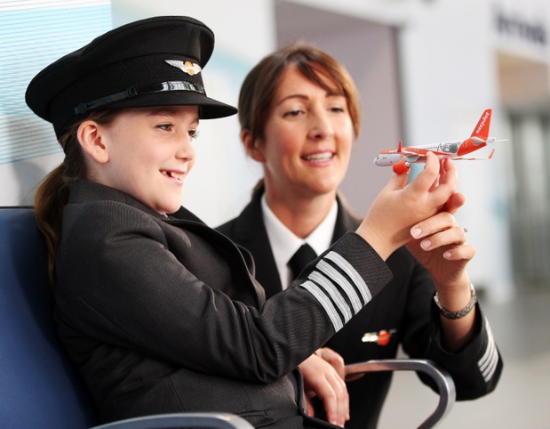 Hannah Revie, neuf ans, la fille de la capitaine d’easyJet, Emily Revie, a surpris les vacanciers et les voyageurs d’affaires à l’aéroport de Southend à Londres en rejouant la scène entourée d'un groupe de garçons dans le rôle du personnel de cabine - DR : Joe Pepler / Pinpep