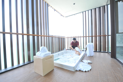 Le jacuzzi sur la terrasse d'une suite - DR. DL Le jacuzzi sur la terrasse d'une suite - DR. DL