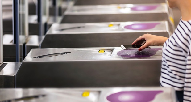 Une fois l’achat effectué, il suffira de présenter le téléphone allumé ou éteint devant la borne de contrôle dans le bus et le tram et au niveau du portique sécurité dans le métro et le train pour valider son titre de transport. /crédit photo Wizway Une fois l’achat effectué, il suffira de présenter le téléphone allumé ou éteint devant la borne de contrôle dans le bus et le tram et au niveau du portique sécurité dans le métro et le train pour valider son titre de transport. /crédit photo Wizway