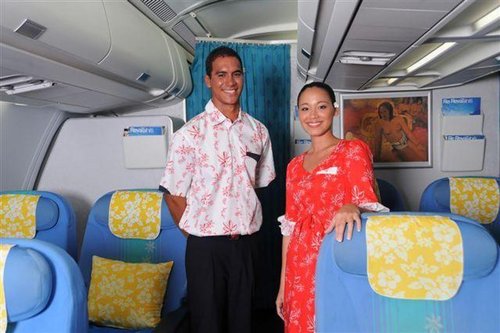 Le costume tahitien du personnel de bord, très couleur locale !