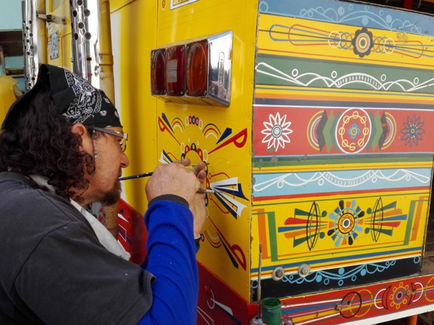 Alejandro Serna est peintre de bus et présente régulièrement son art aux voyageurs - crédit photo : ECha-P Colombie
