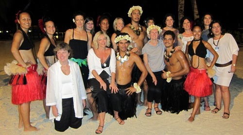 Les participantes de l'Eductour accompagnées par la troupe de danseurs de l'hôtel Hilton à Bora Bora Les participantes de l'Eductour accompagnées par la troupe de danseurs de l'hôtel Hilton à Bora Bora
