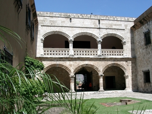Pour les amoureux de culture, la capitale Saint Domingue, inscrite au patrimoine mondial de l’UNESCO, est l’une des plus anciennes cités du Nouveau Monde. Pour les amoureux de culture, la capitale Saint Domingue, inscrite au patrimoine mondial de l’UNESCO, est l’une des plus anciennes cités du Nouveau Monde.