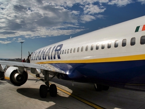 Paradoxalement, le produit des « legacy airlines » sur leur moyen courrier est même inférieur à celui des compagnies à bas coûts, car ces dernières proposent des prestations payantes à bord, lesquelles sont souvent de bon niveau Paradoxalement, le produit des « legacy airlines » sur leur moyen courrier est même inférieur à celui des compagnies à bas coûts, car ces dernières proposent des prestations payantes à bord, lesquelles sont souvent de bon niveau