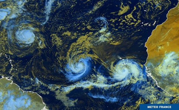 Isaac est l'un des trois ouragans (celui du milieu sur la photo) actifs de la semaine - Crédit photo : Météo France