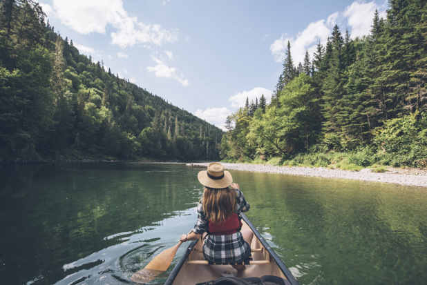 La rivière Restigouche, reconnue pour sa pêche aux saumons. - Tourisme Nouveau-Brunswick