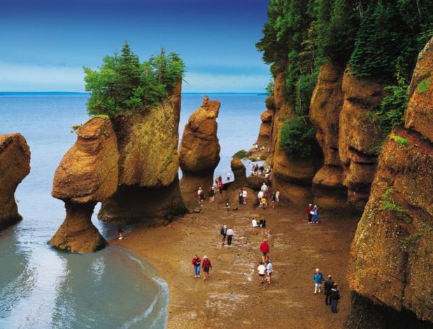 Les rochers Hopewell, une des attractions les plus populaires du Nouveau-Brunswick. La baie de Fundy  connait les plus hautes marées du monde. - Tourisme Nouveau-Brunswick