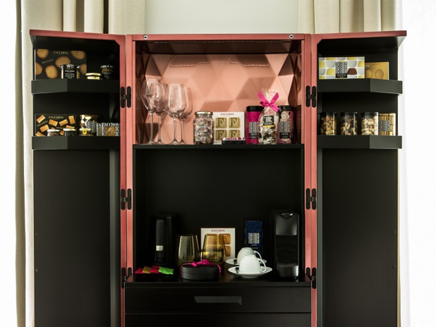Le bar gourmet est la pièce maîtresse qui trône dans chaque chambre - crédit photos : Fauchon Le bar gourmet est la pièce maîtresse qui trône dans chaque chambre - crédit photos : Fauchon
