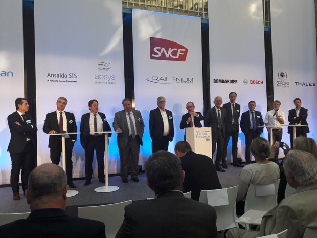 Guillaume Pépy président du directoire SNCF et Patrick Jeantet avec l’ensemble des partenaires du futur train autonome. MS.