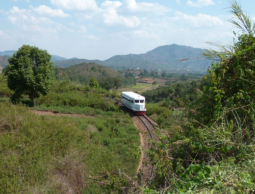 La ZM 517 avec sa gueule d'autobus et ses pneus en caoutchouc roule sur des rails à travers les haut-plateaux malgaches