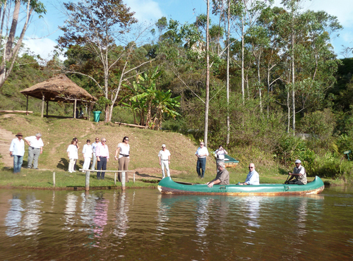 Embarquement pour l'île privée des lémuriens dans le domaine du Vakôna Forest Lodge Embarquement pour l'île privée des lémuriens dans le domaine du Vakôna Forest Lodge
