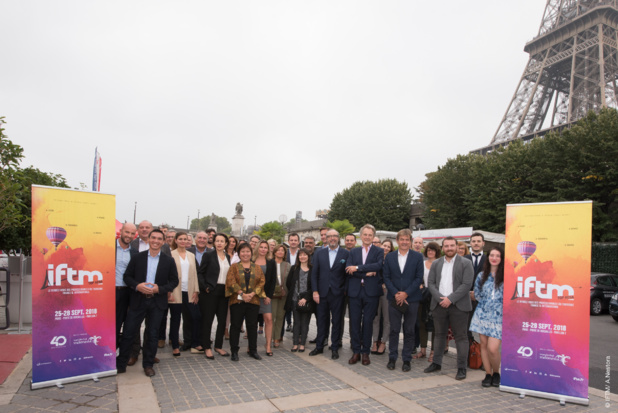 L'équipe de l'IFTM Top Resa aux pieds de la tour Eiffel - DR : A. Nestora