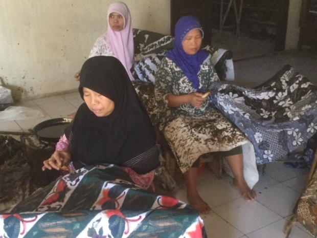 Travail et présentation des batiks - DR : J.-P. C. Travail et présentation des batiks - DR : J.-P. C.