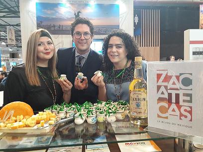 Jesus Catalan Meneses, directeur de l’Office du Tourisme du Mexique à Top Resa avec les représentantes du Zacatecas. A déguster, venus du Zacatecas du fromage et dans le petites poteries artisanales, le  Mezcal est une eau-de-vie mexicaine produite traditionnellement à base de jus d'agave (avec beaucoup de modération !).MS.