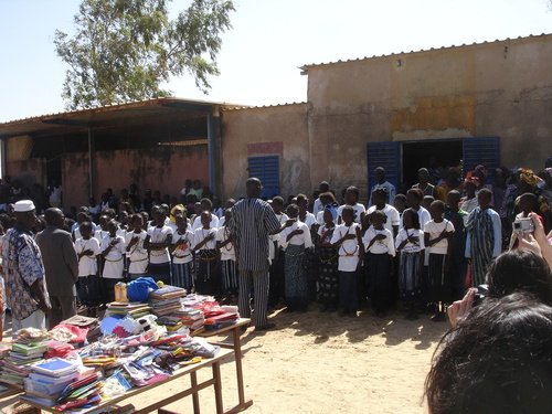 L'école primaire de Fimela accueille les fournitures scolaires offertes par les agents de voyage