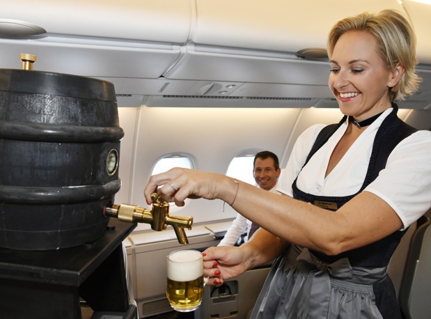 Costume traditionnel bavarois et bière pour l'Oktoberfest à bord des appareils Lufthansa - DR Lufthansa