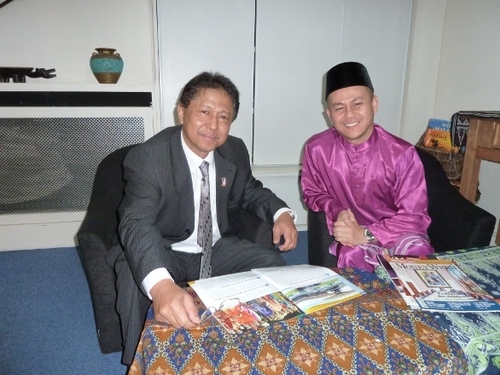 Dans les locaux entièrement rénovés de l'OT de Malaisie, Tan Sri Aziz, Ambassadeur de Malaisie en France et, en costume traditionnel, Jeffri Munir le directeur de l'Office Dans les locaux entièrement rénovés de l'OT de Malaisie, Tan Sri Aziz, Ambassadeur de Malaisie en France et, en costume traditionnel, Jeffri Munir le directeur de l'Office