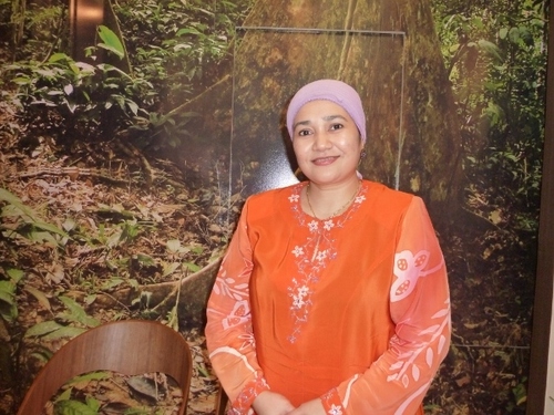 Dans le cadre très « jungle » des locaux ouverts au publicl, Maizatul Liza Mukhtar, sous directrice de l'Office.