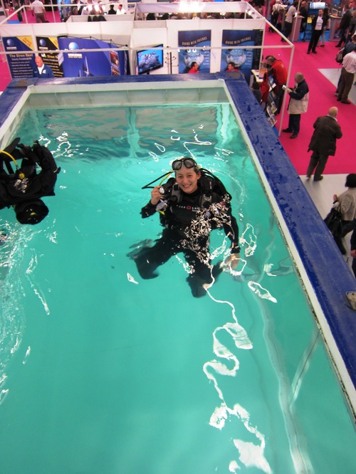 Une plongeuse teste le matériel d'Aqua Lung dans la piscine dédiée