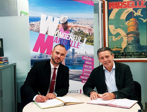 Fabien Da Luz, directeur général associé de TourMaG Travel Media Group et Maxime Tissot, directeur général de l'Office de Tourisme de Marseille officialisent leur collaboration sur l'élaboration du magazine Cruising Marseille Provence. Phot: Aurélie Resch