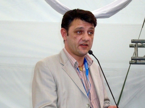 à côté du référencement et de l'achat de mots de clés, les entreprises doivent aussi miser sur les réseaux sociaux, pour émerger de la toile. à côté du référencement et de l'achat de mots de clés, les entreprises doivent aussi miser sur les réseaux sociaux, pour émerger de la toile.