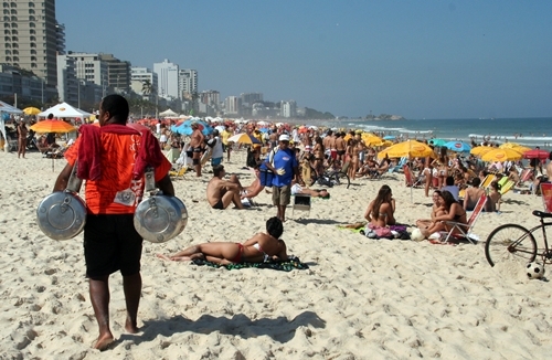 Le Brésil fait partie des destinations où il reste de la place comme ici à Ipanema, la célébrissime plage de Rio...