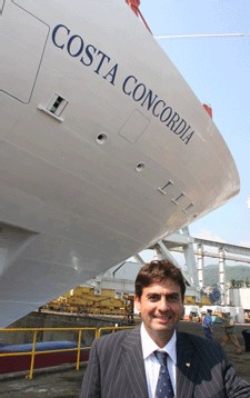 G. Azouze, DG des Croisières COSTA en France devant le COSTA CONCORDIA en cours de construction aux chantiers Fincantieri à Gênes en Italie