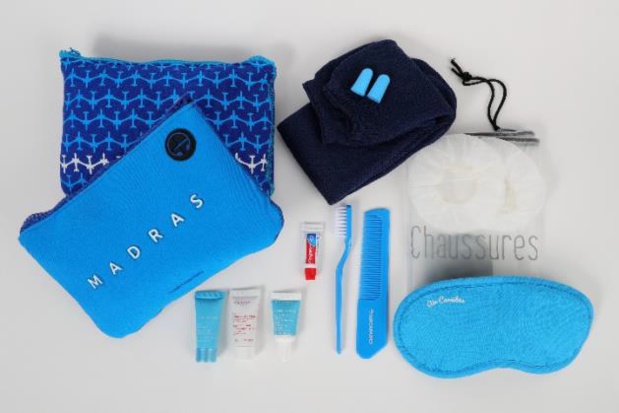 En classe Affaires, la trousse contient le masque, les bouchons d’oreille, des protèges-écouteurs pour le casque, les chaussettes, le sac à chaussure, le kit dentaire ou le peigne - DR : Air Caraïbes En classe Affaires, la trousse contient le masque, les bouchons d’oreille, des protèges-écouteurs pour le casque, les chaussettes, le sac à chaussure, le kit dentaire ou le peigne - DR : Air Caraïbes