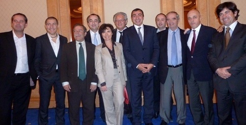 A Tunis, entourant le ministre Mehdi Houas, Anne Yannick (Club Med), Patrice Caradec (Look), Florian Vighier (Marmara),  Antoine Cachin (Fram), L. Guérin (Transavia et FNAM), R.-. Chikli (CETO), G. Colson (SNAV) et G. Delaruelle (NF)