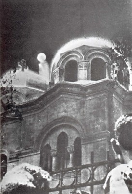 Photo prise le 2 avril 1968 à l'église de Zeitoun. La vierge est visible à gauche de la coupole. Photo prise le 2 avril 1968 à l'église de Zeitoun. La vierge est visible à gauche de la coupole.