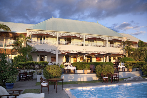 Le jardin et la piscine du tout nouveau Blue Margouillat, un 3* de charme de 14 chambres qui domine la baie de Saint Leu et n'a rien à envier à ses confrères de la catégorie supérieure.