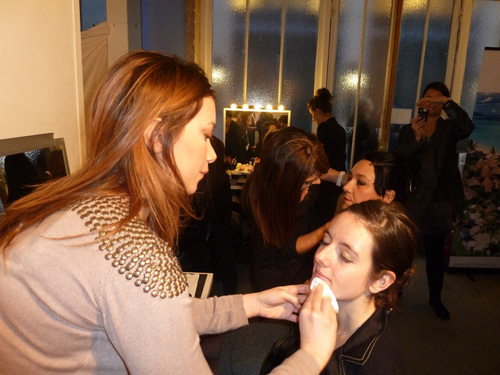 Séance de maquillage avant photographie, un cadeau