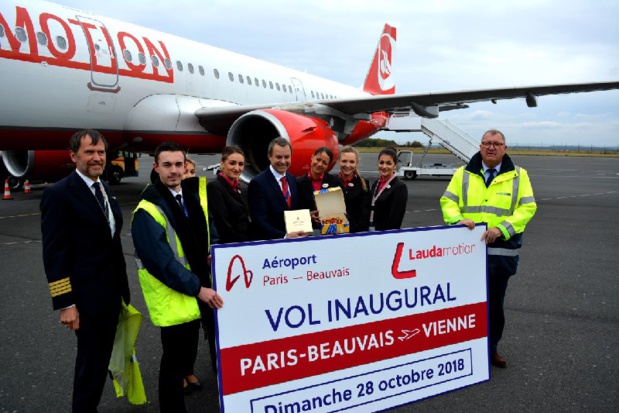 Le célèbre flan beauvaisien a été offert à l’équipage par la Direction de l’aéroport, en échange de la spécialité viennoise, la Sachertorte ©SAGEB Aéroport Paris-Beauvais