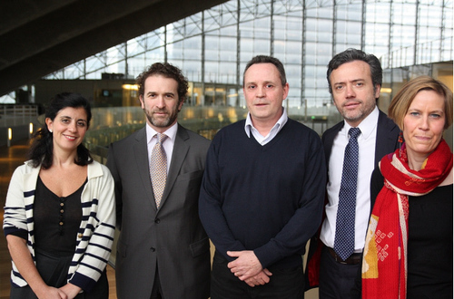 V. Assayag (SNCF), J. Fouque (directeur général Egencia France), J. Lafon (porteur du millionième voyageur e-billet), J. De Béru (directeur Relations Fournisseurs Egencia France), E. Laudet (Account Manager, Grands comptes, Egencia France)