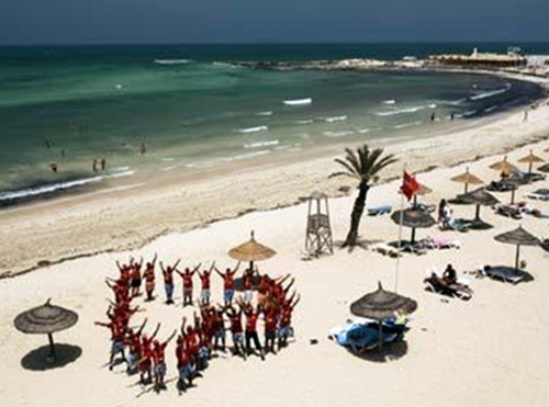 D'anciens salariés, licenciés de longue date, exigeaient une réintégration. Pour se faire entendre ils étaient revenus en force pour bloquer l'accès de l'hôtel la veille de son ouverture. / photo plage dr