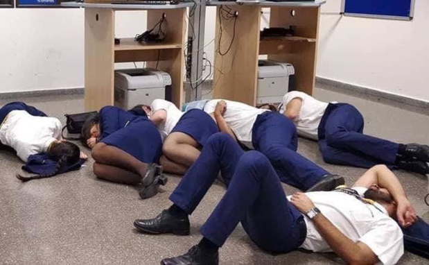 Six employés de Ryanair, qui avaient mis en scène cette image les montrant dormir à même le sol de l'aéroport de Malaga, ont été licenciés © Twitter Jim Atkinson