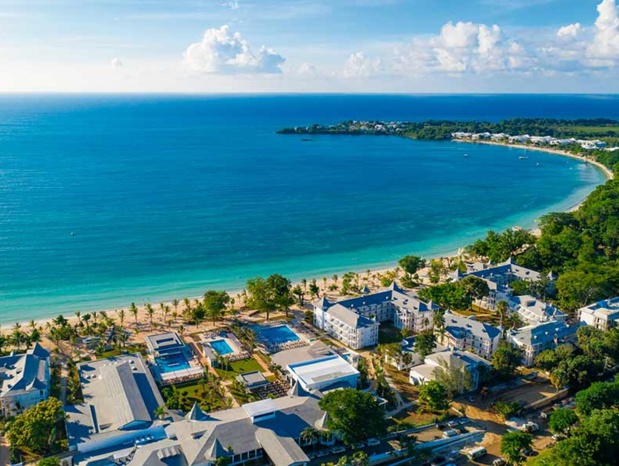 L’hôtel possède également trois grandes piscines extérieures, dont une avec bar aquatique - DR : RIU Hotels L’hôtel possède également trois grandes piscines extérieures, dont une avec bar aquatique - DR : RIU Hotels
