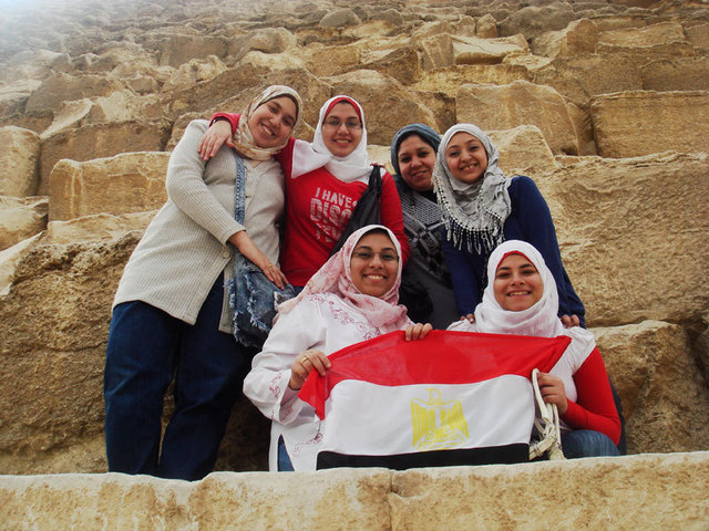 Des Egyptiennes joyeuses et pacifiques sur les pyramides - DR Hugues Thiry