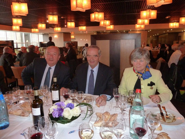 Georges Colson président du SNAV entouré par Marie-Christine Dubosc présidente sortante du Conseil des Réceptifs et Robert Darfeuille président sortant du Conseil des Distributeurs lors du déjeuner qui a suivi les AG Georges Colson président du SNAV entouré par Marie-Christine Dubosc présidente sortante du Conseil des Réceptifs et Robert Darfeuille président sortant du Conseil des Distributeurs lors du déjeuner qui a suivi les AG
