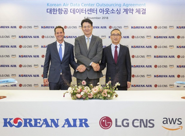 Walter Cho, président de Korean Air (au centre), Ed Lenta, directeur général de AWS Asia Pacific (à gauche), Youngseob Kim, PDG de LG CNS (à droite) - DR : Korean Air