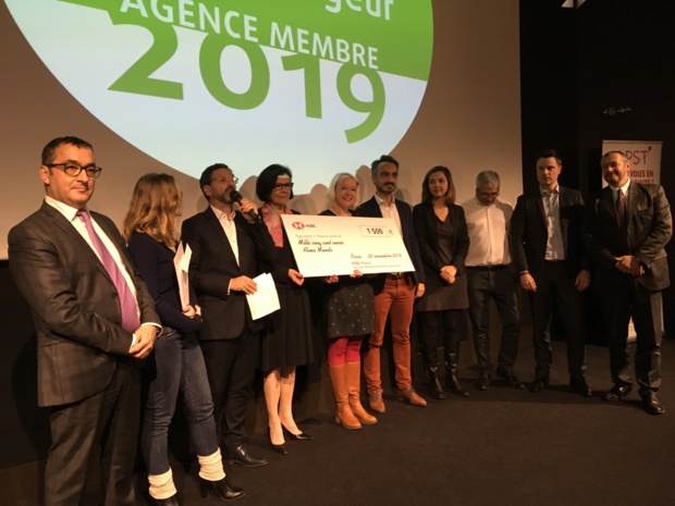Au centre, Tanja Duhamel fondatrice de Alma-Mundi et lauréate du prix Jeune entrepreneur du Tourisme de l'APST, entourée des représentants de l’APST et partenaires - CL Au centre, Tanja Duhamel fondatrice de Alma-Mundi et lauréate du prix Jeune entrepreneur du Tourisme de l'APST, entourée des représentants de l’APST et partenaires - CL