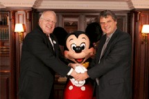 K. Holz – PDG d’Euro Disney – et E. Pokrovsky – Pdt de Hertz France K. Holz – PDG d’Euro Disney – et E. Pokrovsky – Pdt de Hertz France