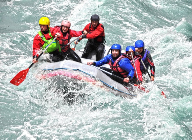 D’une manière générale, la jurisprudence a notamment considéré que, ne répondent pas à la définition de transport de voyageurs mais constituent des prestations de loisirs soumises au taux normal de 20%, les descentes de rivières en rafting - Photo Depositphotos.com mur162