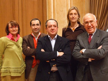 A gauche Elisabetta Arno, à droite Antonio Centi, pdt de l'association des communes italiennes A gauche Elisabetta Arno, à droite Antonio Centi, pdt de l'association des communes italiennes