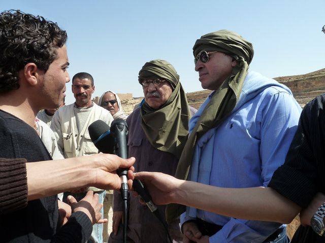 Les ministres de la Culture et du Tourisme en conversation avec un jeune de Mides qui demande la levée de vieilles tracasseries administratives empêchant son village de créer un petit centre de loisirs et d'accueil les visiteurs tunisiens et étrangers Les ministres de la Culture et du Tourisme en conversation avec un jeune de Mides qui demande la levée de vieilles tracasseries administratives empêchant son village de créer un petit centre de loisirs et d'accueil les visiteurs tunisiens et étrangers